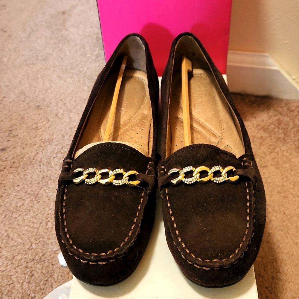 WOMEN'S NATURALIZER BROWN LOAFER WITH GOLD AND CRSTYAL CHAIN